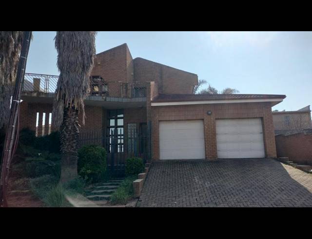 5 BEDROOM HOUSE FOR SALE IN CROSBY
